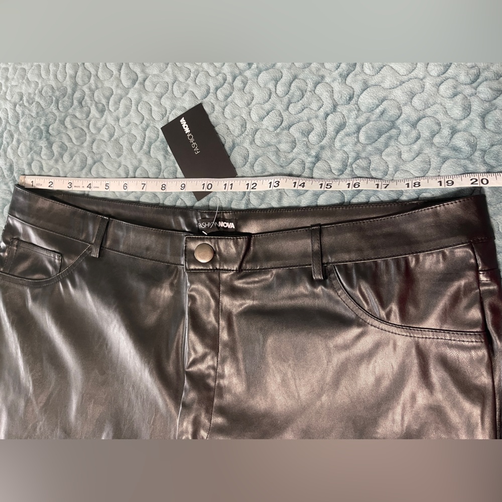 Fashion Nova Faux Leather Pants Size 3X  Black 5 Pocket - Picture 3 of 11